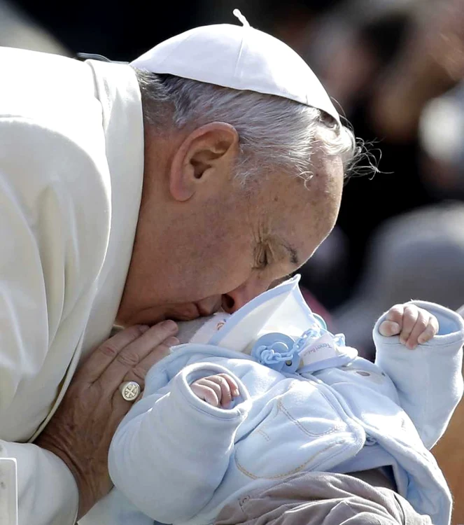 Papa Francisc sărută un copil la sosirea în piaţa San Pietro de la Vatican FOTO AP