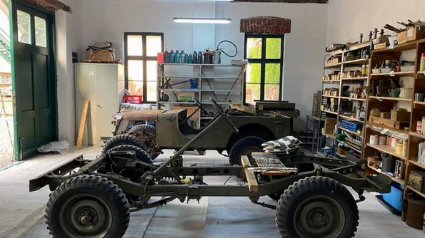 Atelierul auto al Regelui Mihai, deschis publicului: După 74 de ani de pribegie, Jeep urile şi întregul atelier au revenit la Săvârşin jpeg