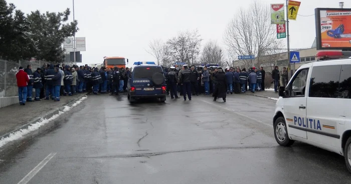 Peste 300 de angajaţi ai Arpechim au protestat pe DN 65 B. FOTO Laurenţiu Ionescu