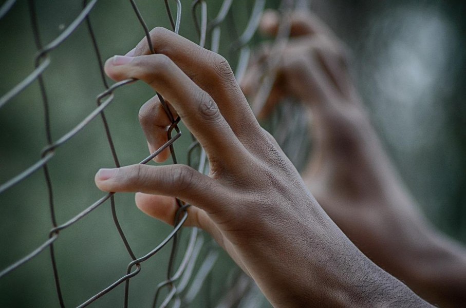 Droguri aruncate în curtea penitenciarului sau ascunse în haine și alimente. Cu cât se vinde heroina în spatele gratiilor