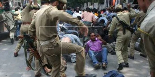 În India protestatarii sunt "trataţi" de poliţie cu apă şi bătaie