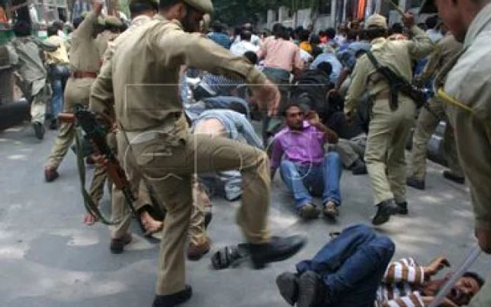 În India protestatarii sunt "trataţi" de poliţie cu apă şi bătaie
