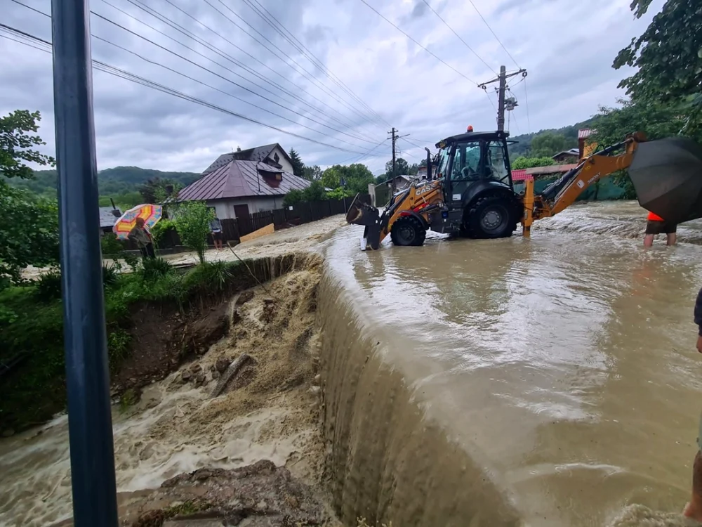 Un drum judeţean din comuna Proviţa de Jos a fost rupt de viitură FOTO ISU