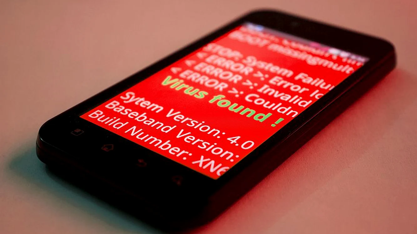 Telefon pe care a apărut alerta de virus
