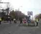 Micuţii au fost ajutaţi de poliţiştii de la rutieră şi poliţiştii locali FOTO