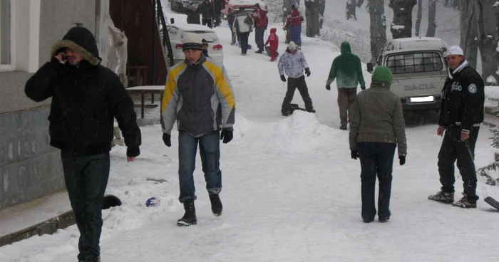 Maşinile parcate la întâmplare au blocat accesul în staţiune