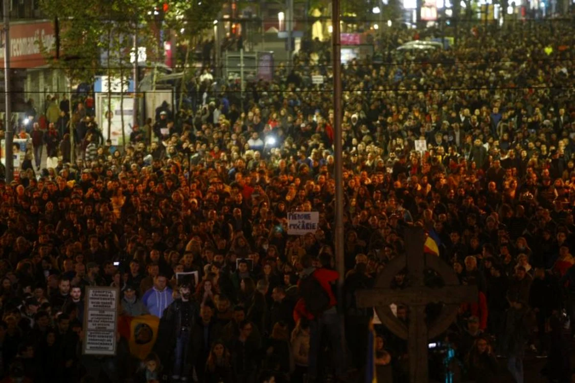 
    Pancarta unui protestatar rezumă mesajul acestui protestFoto: David Muntean  