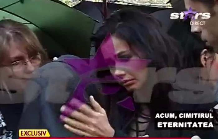 Marioara Zăvoranu înmormântare: Oana a plâns alături de bunica sa, la mormântul mamei sale 