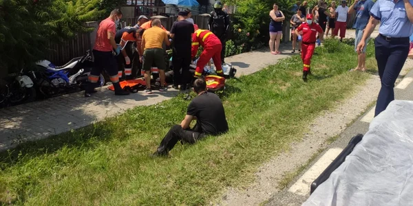 Copil acroşat de o motocicletă pe DN 67 în Buneşti - Vâlcea - motociclistul în stare critică dus la spital alături de pieton Foto Adevărul 