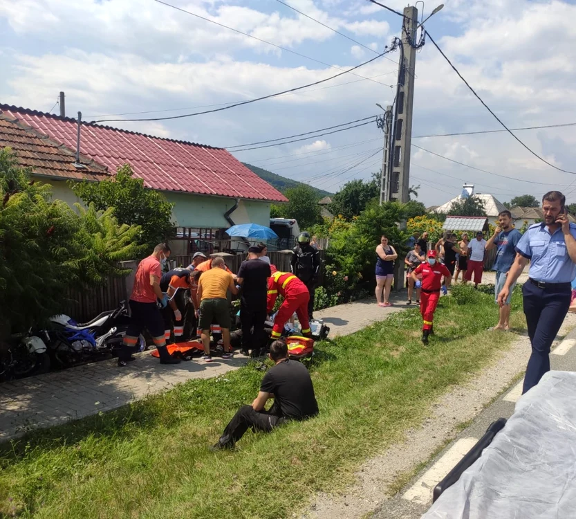 Copil acroşat de o motocicletă pe DN 67, în Buneşti - Vâlcea. Motociclistul în stare critică, dus la spital alături de pieton Foto Adevărul