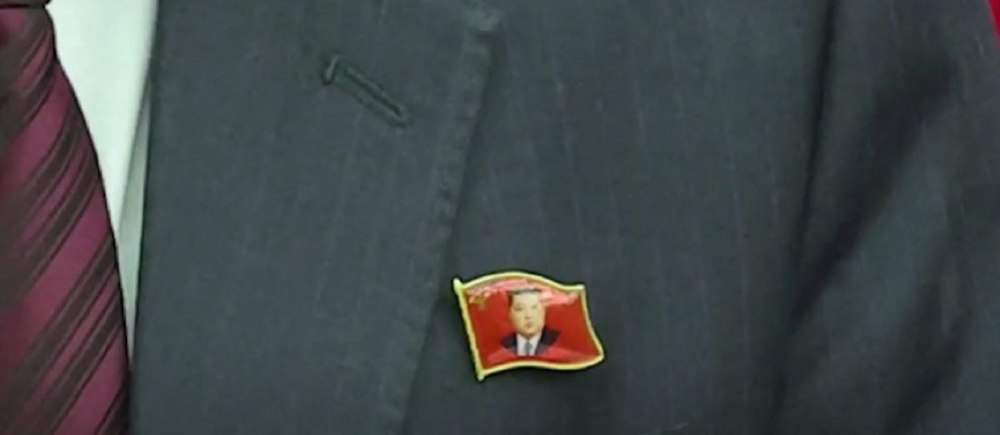 Oficialii din Coreea de Nord, obligați să poarte o insignă cu Kim Jong-Un VIDEO