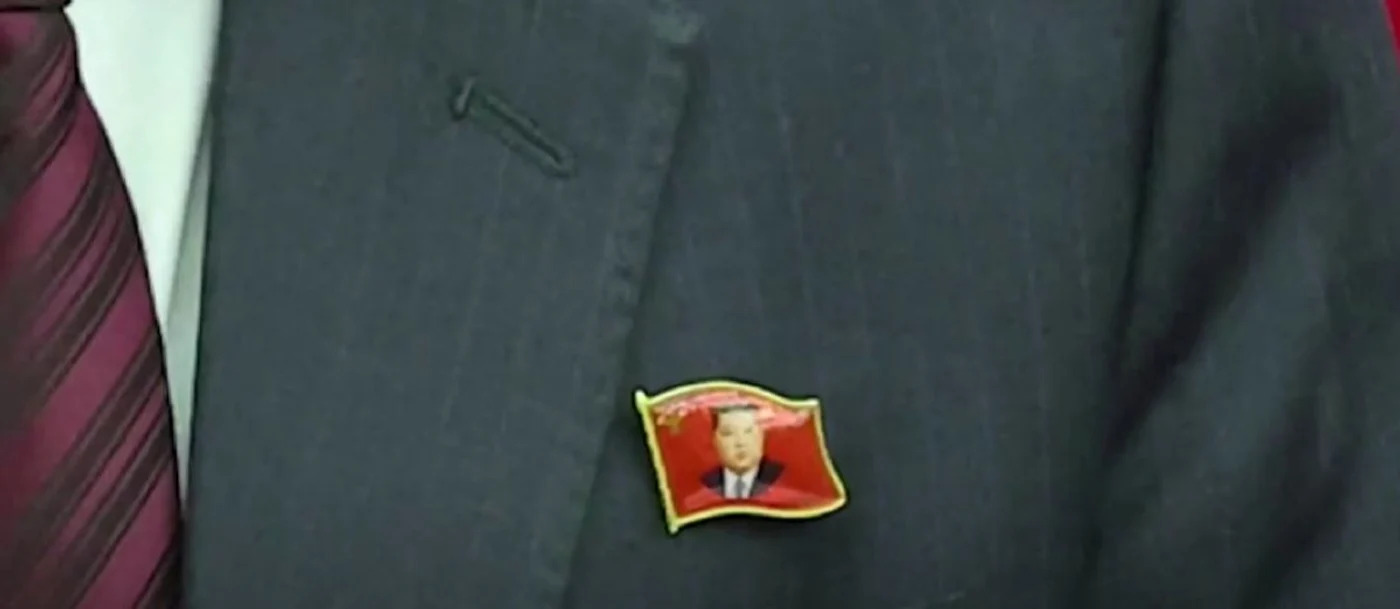 Insigna cu chipul lui Kim Jong-Un.