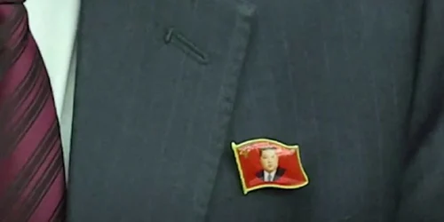 Accesoriul indispensabil al Coreei de Nord: insigna Kim Jong Un. Foto Captură video YouTube jpg