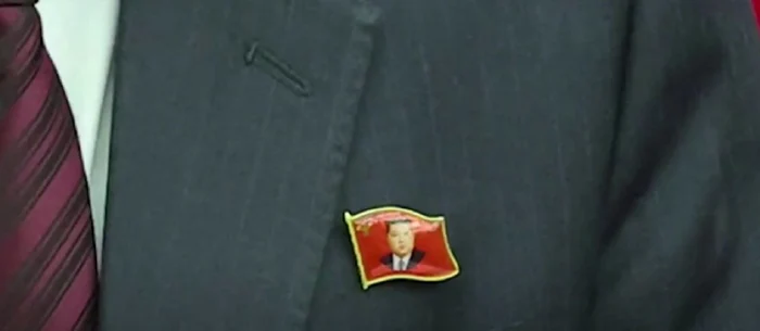 Insigna cu chipul lui Kim Jong-Un.