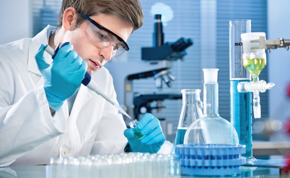 Bacteria periculoasă care se poate dezvolta în mâncarea din frigider. La ce trebuie să fim atenți