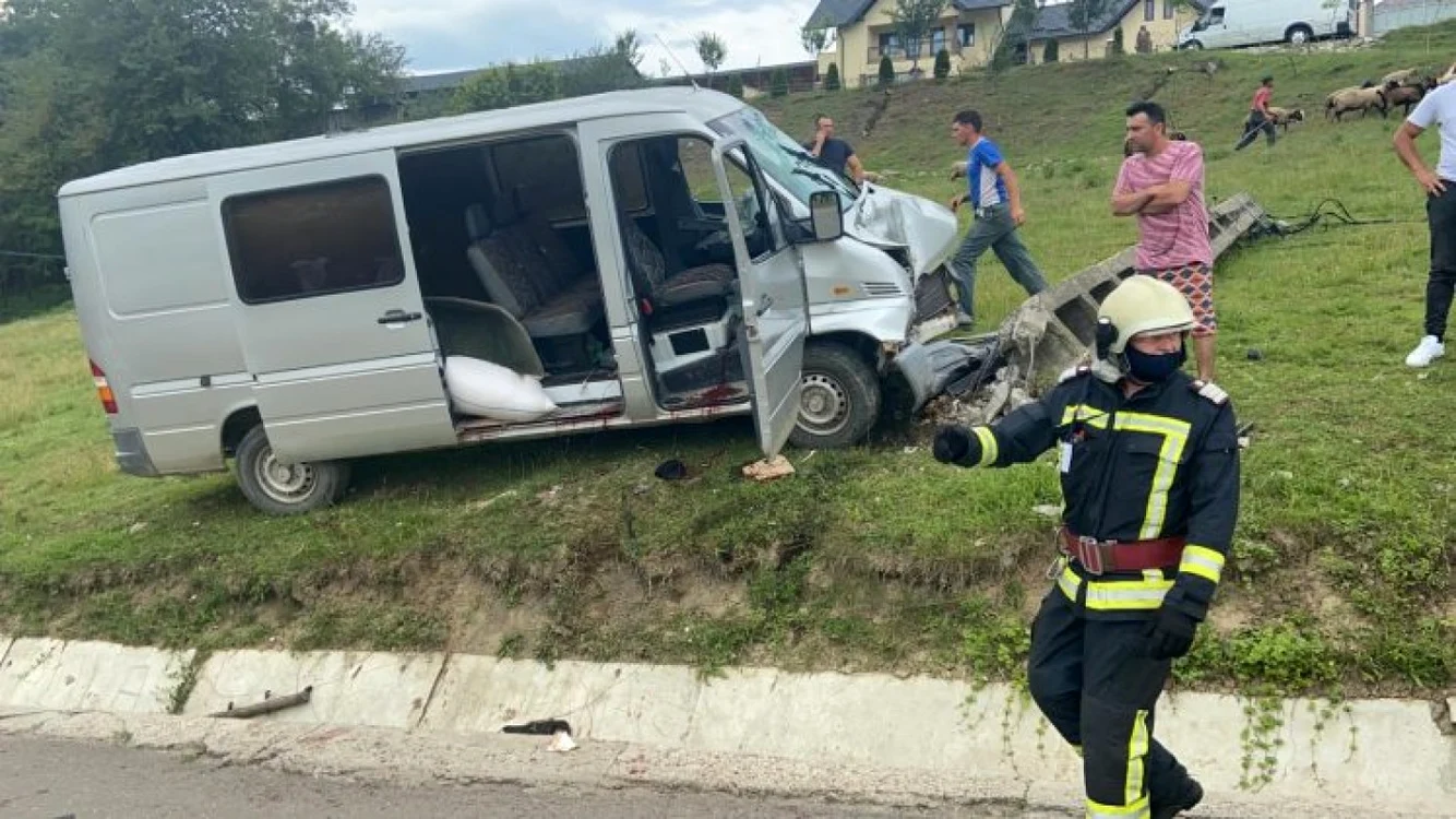 Accidentul s-a soldat cu o persoană decedată şi doi răniţi FOTO ISU Neamţ
