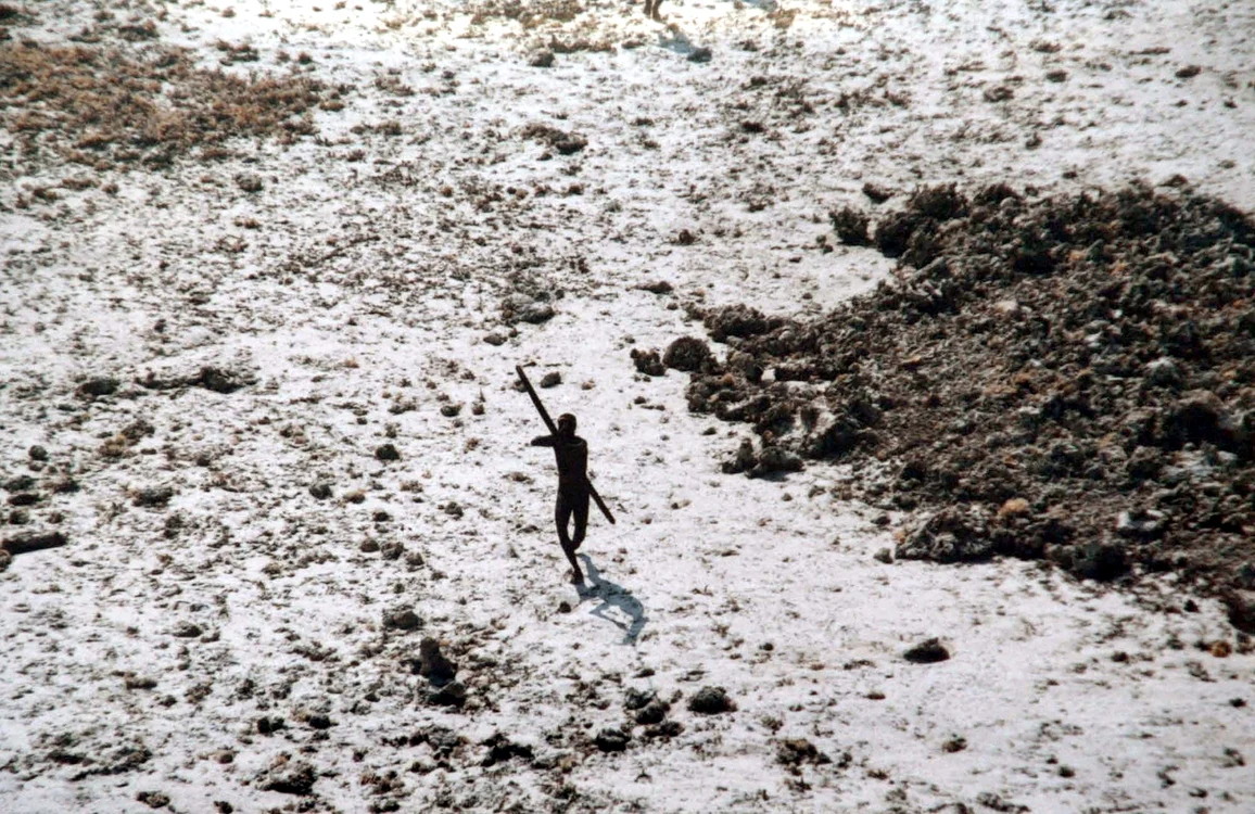 Imagine din 2004 cu un bărbat din tribul sentinelez fotografiat din elicopter FOTO AFP