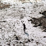Imagine din 2004 cu un bărbat din tribul sentinelez își îndreaptă arcul și săgeata spre un elicopter al Gărzii de Coastă indiene FOTO AFP