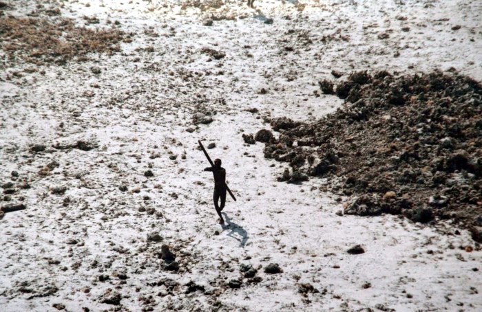 Imagine din 2004 cu un bărbat din tribul sentinelez fotografiat din elicopter FOTO AFP