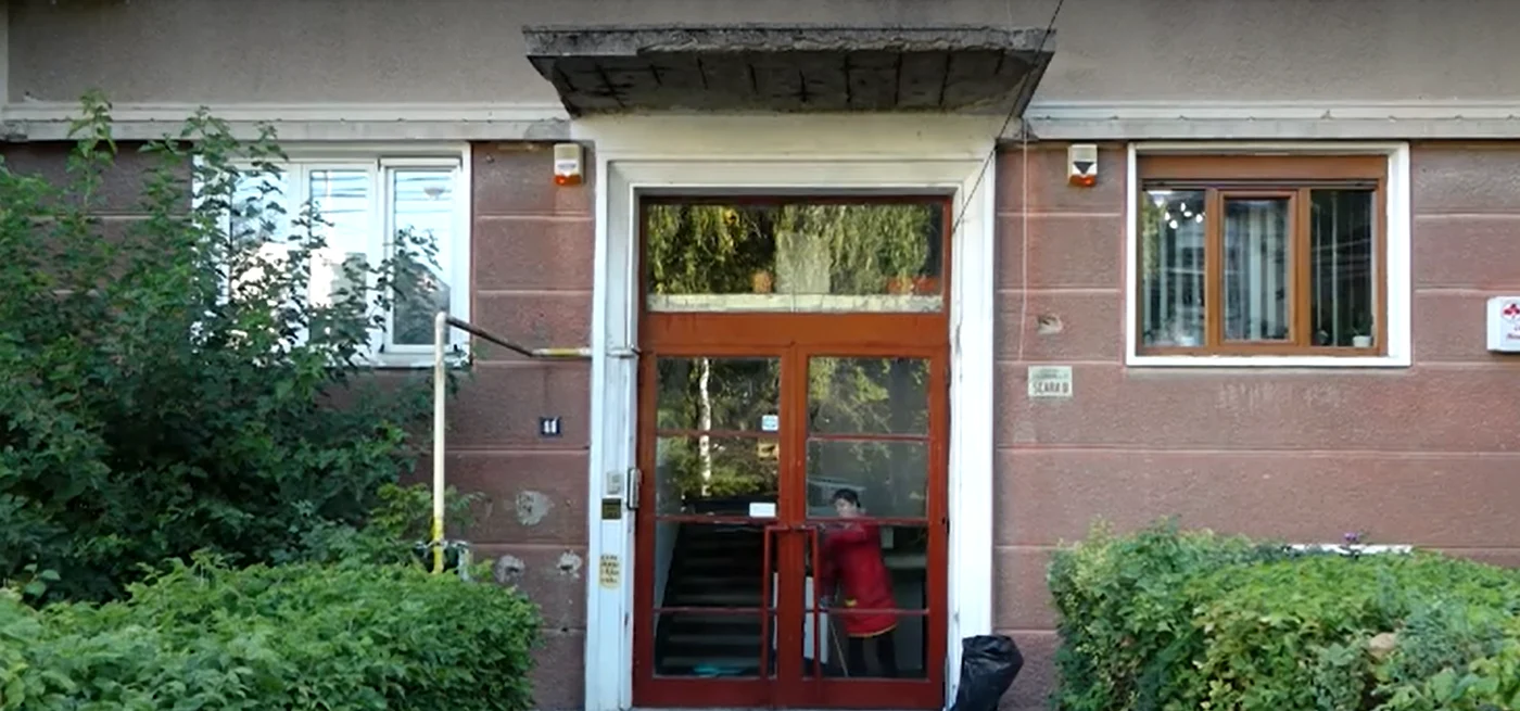 Blocul din Piatra Neamț unde locuiește mama cu băiatul de 9 ani