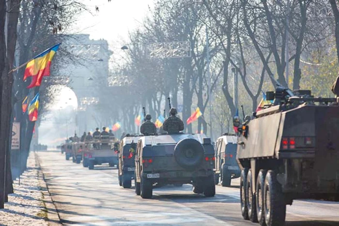 200 de maşini de luptă  au defilat la parada  din Bucureşti