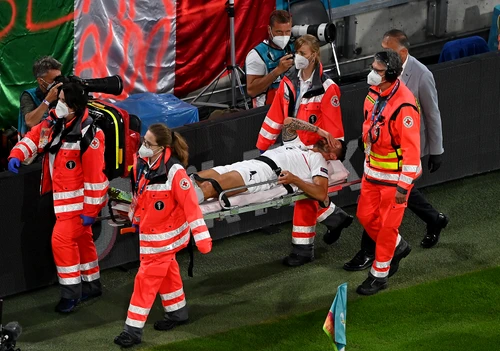 Leonardo Spinazzola a fost scos pe targă de pe terenFoto: EPA-EFE