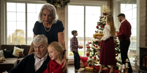 Familia stransa de sarbatori  Foto Freepik com jpg