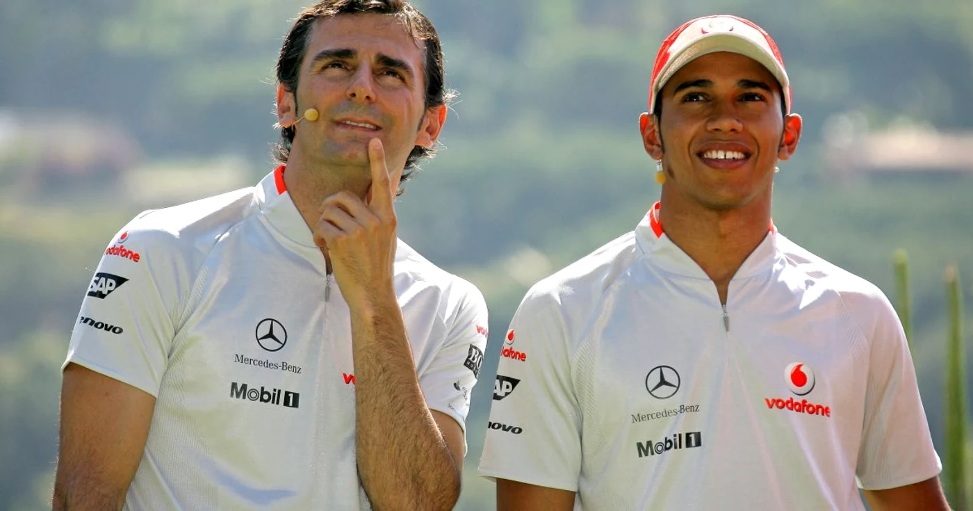 Pedro de la Rosa (stânga) a fost pilot de încercare la McLaren