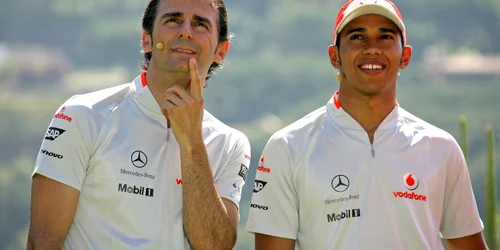 Pedro de la Rosa (stânga) a fost pilot de încercare la McLaren