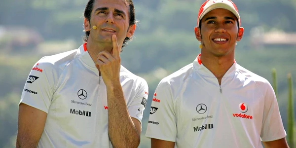 Pedro de la Rosa (stânga) a fost pilot de încercare la McLaren