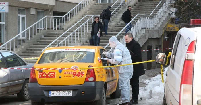 Criminaliştii iau probe de pe taxiul furat