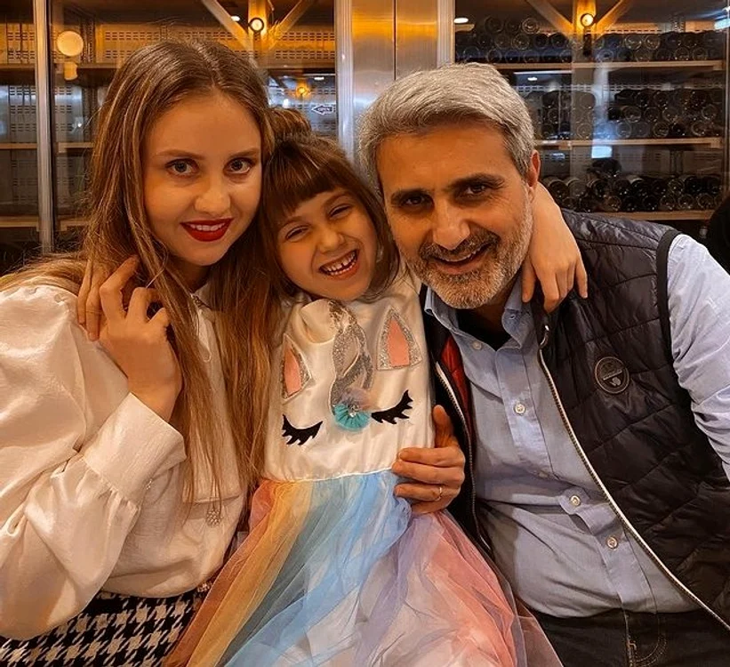 1 robert turcescu sotia oana fiica vera ilinca jpg jpeg