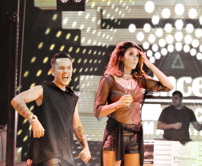 Pe scenă, cântăreaţa a avut grijă să se hidrateze