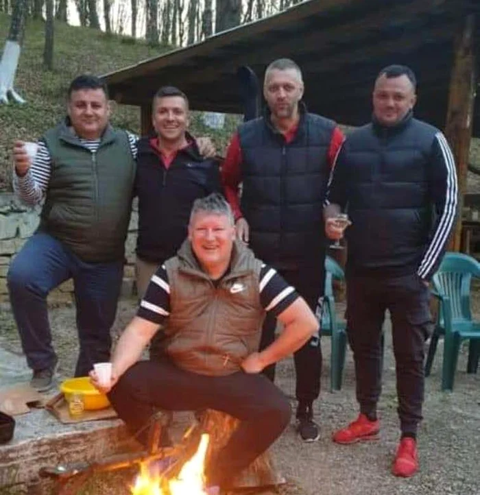 
    Șeful Poliției Dej a petrecut recent la o cabană de pe Valea Tărpiuluifoto: Someșeanul  