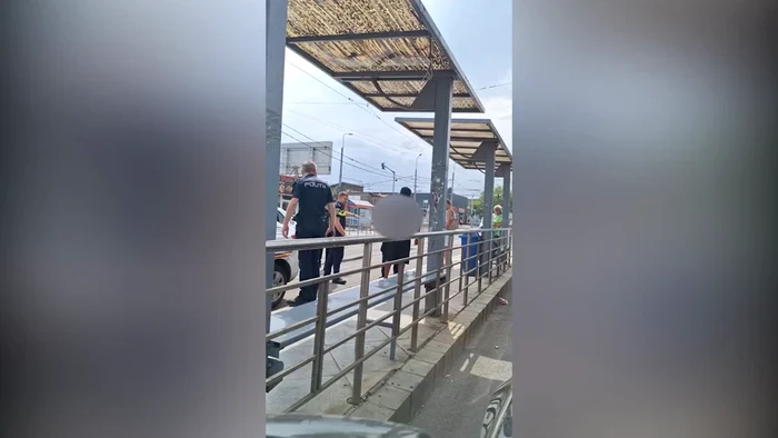 Bărbatul de 50 de ani a fost înjunghiat de un minor de 13 ani FOTO Captură video