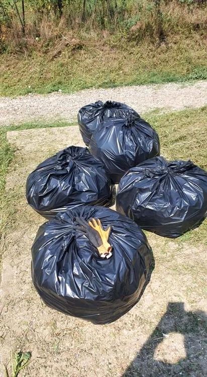 
    Sătenii îşi strâng  acum deşeurile  în saci din pastic   