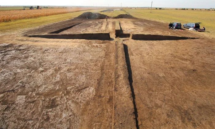 Un tumul de la începutul Epocii Bronzului, în care era îngropat un copil, descoperit în Prahova jpeg