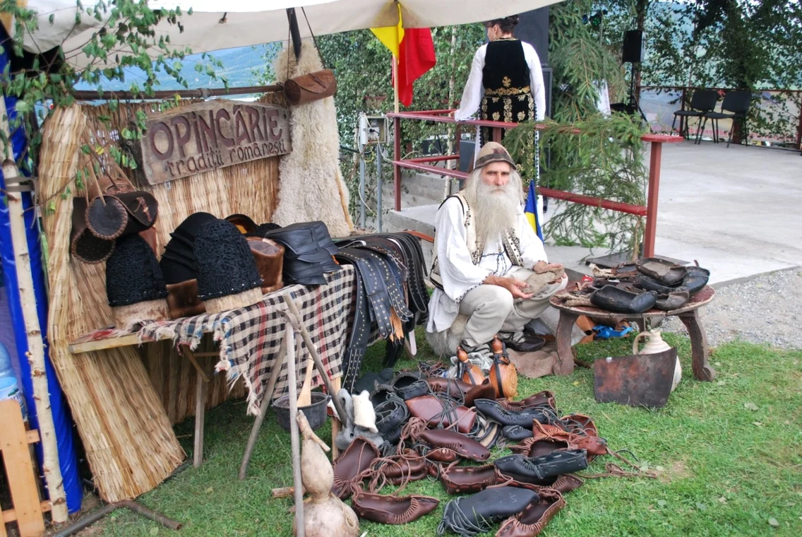 Artizanul Alexandru Ilinca - opincarul din Râmnicu Vâlcea - la Cocoşul de Hurezi Foto Gheorghe Sporiş Gispo