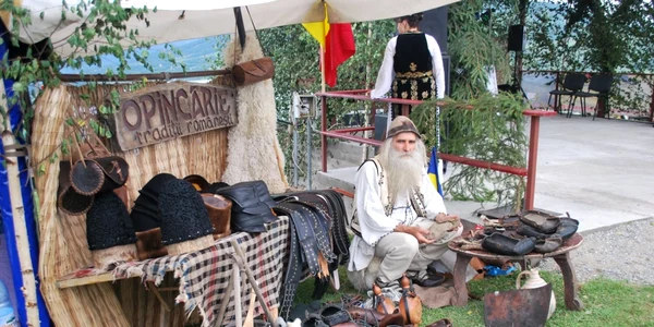 Artizanul Alexandru Ilinca - opincarul din Râmnicu Vâlcea - la Cocoşul de Hurezi Foto Gheorghe Sporiş Gispo