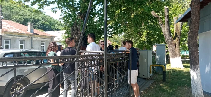 Candidații au ieșit veseli și de la cea de-a doua probă a Bacalaureatului FOTO: Theodora Trușcă