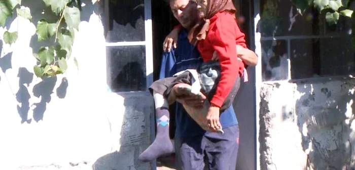 Familia a făcut o sesizare la Bucureşti şi aşteaptă un răspuns în acest caz, pentru că femeia nu poate trăi singură