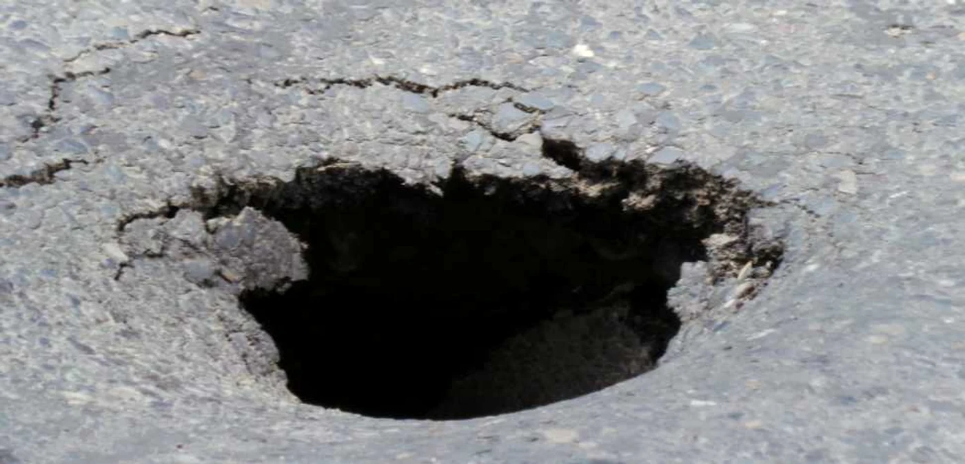 O nouă groapă a apărut în intersecţia de la Ceasul Rău