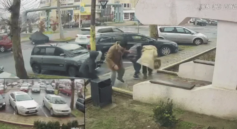 Momentul în care doi pensionari sunt jefuiți pe stradă, de cei 13.000 de lei împrumutați