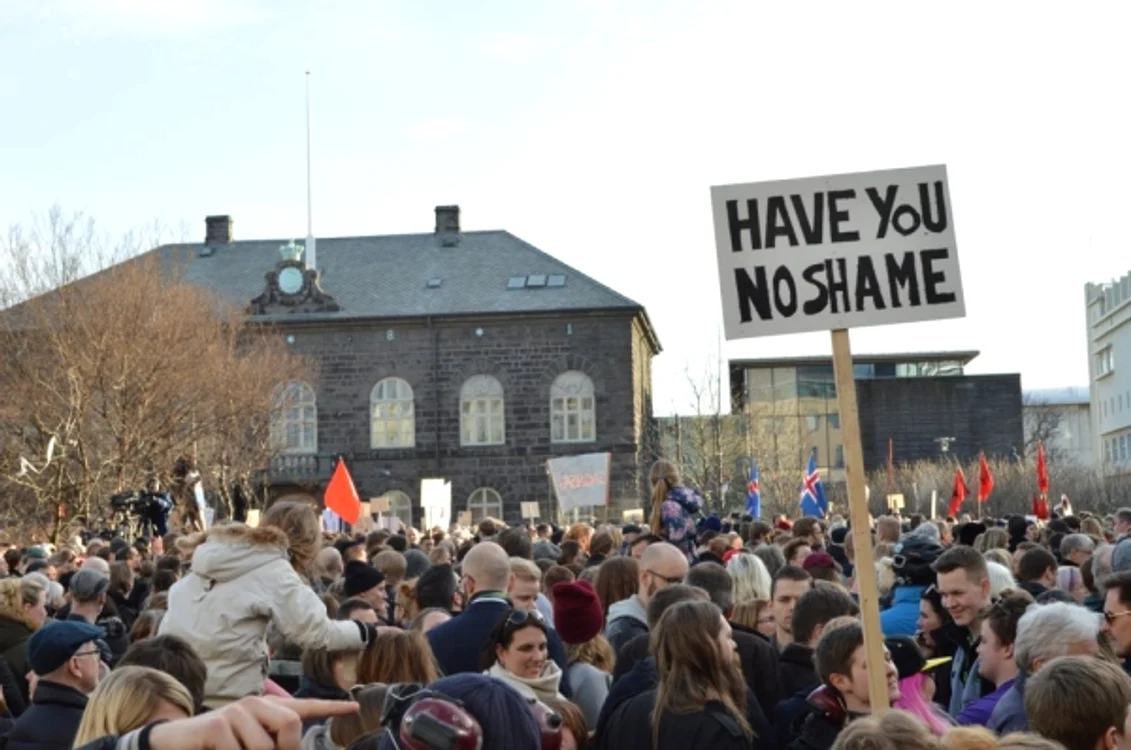 Zeci de mii de islandezi i-au cerut demisia lui Sigmundur GunnlaugssonFoto: Twitter