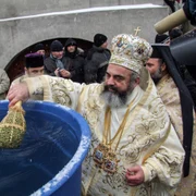 Agheasma Mare - Patriarhul Daniel sfințește apa FOTO Shutterstock 