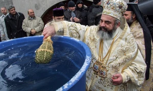 Agheasma Mare - Patriarhul Daniel sfințește apa FOTO Shutterstock 