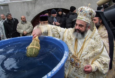 Agheasma Mare - Patriarhul Daniel sfințește apa FOTO Shutterstock 