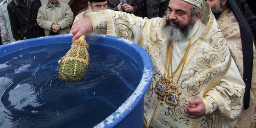 Agheasma Mare - Patriarhul Daniel sfințește apa FOTO Shutterstock 