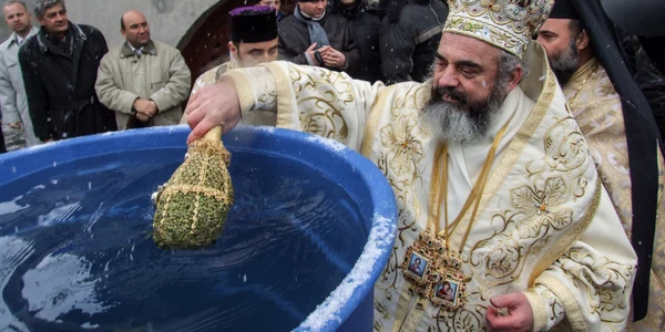 Agheasma Mare - Patriarhul Daniel sfințește apa FOTO Shutterstock 