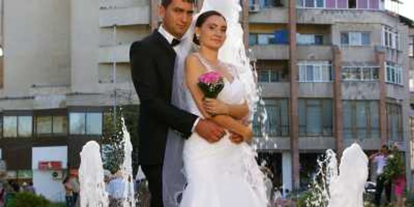 Pritenii din copilărie au devenit soţ şi soţie